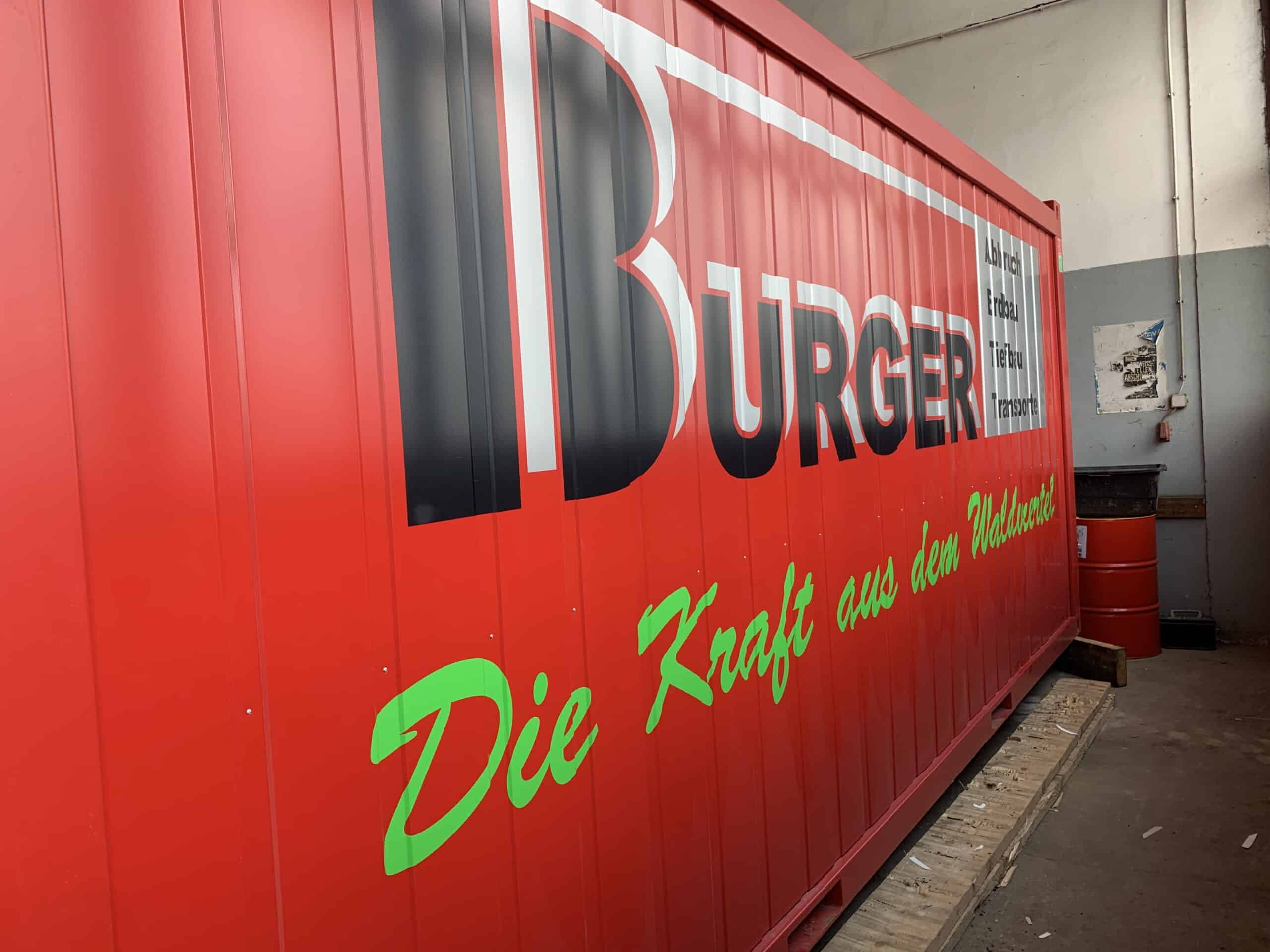 Beschriftung mit Firmenlogo auf einen Container